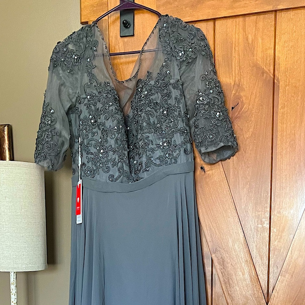 Beautiful grey mother of the bride or groom or prom dress size 16 w.